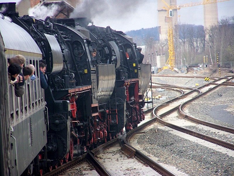 BR 52 8154-8 und BR 52 8079-7 Rangieren die Wagen des Sonderzuges auf das Gelnde von Railworld Gera. 22.03.08