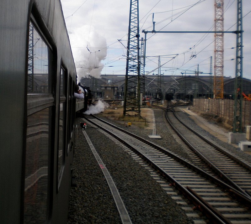 BR 52 8154-8 schob den Saale-Elstertal-Express aus dem Leipziger Hbf, da Leipzig ein Kopfbahnhof ist. 22.03.08