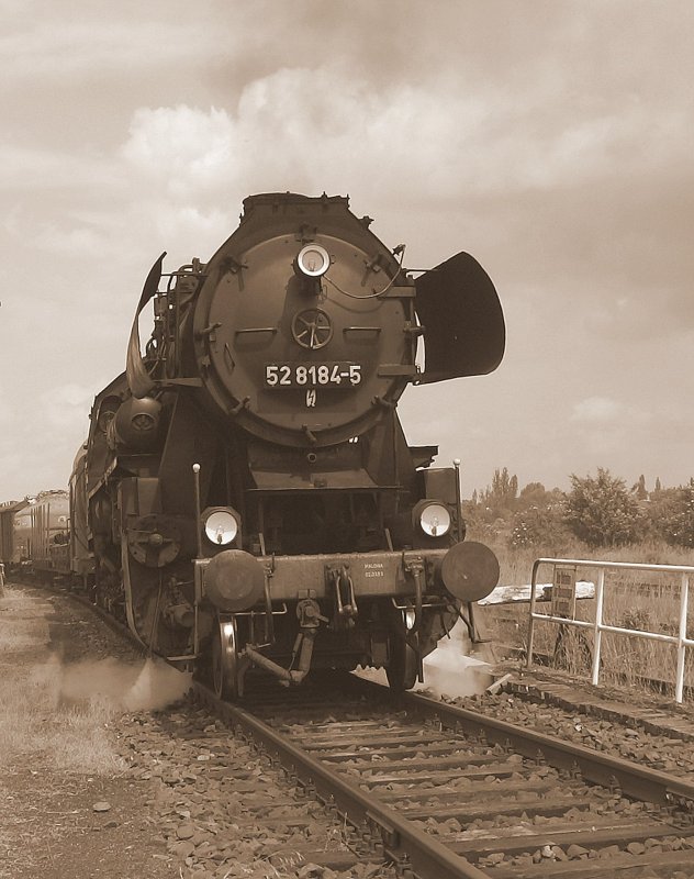 BR 52 vor einem Gterzug, 2005 in Stafurt