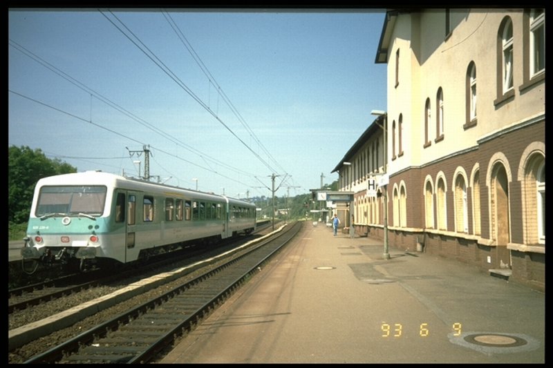 BR 528 in alten Regionalbahnfarben im Bahnhof Altenbeken, 9. 6. 1993