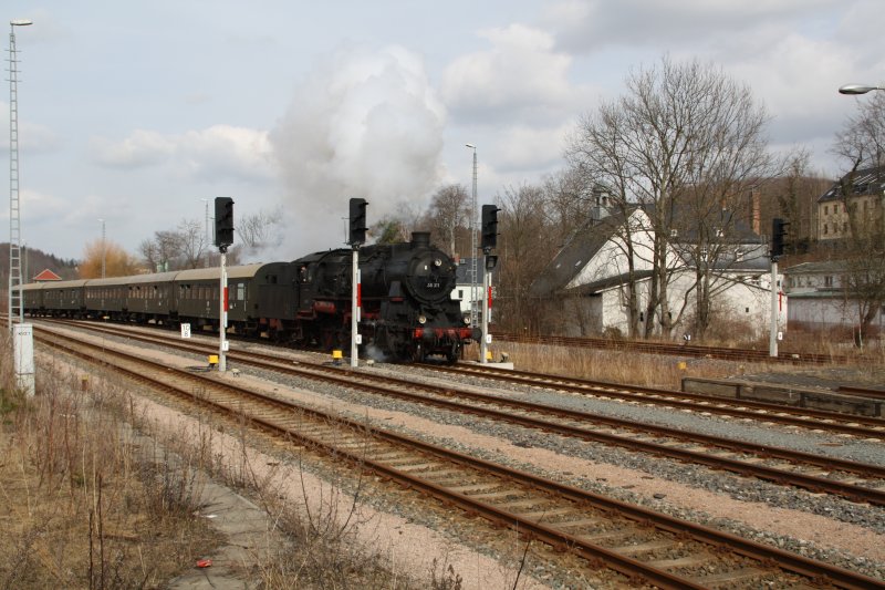 BR 58 311 am 14.03.09 passiert die Signal-Gruppe des Bahnhofs Aue. (Scheineinfahrt)