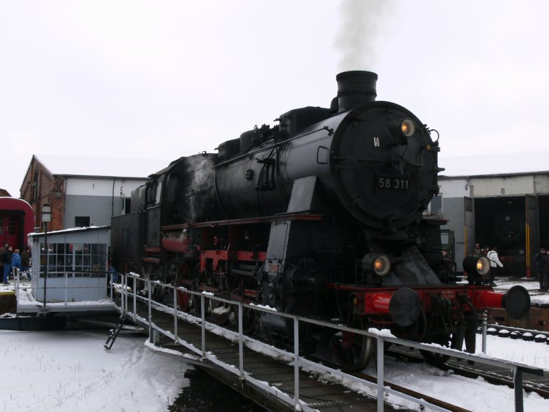 Br 58 311 auf der Drehscheibe in Arnstadt 14.02.09