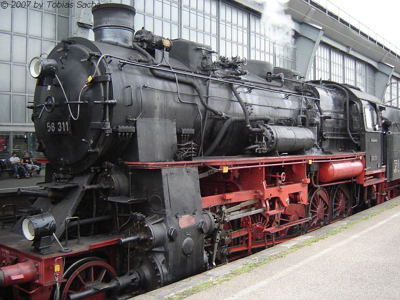 BR 58 311 auf Gleis 11 in Karlsruhe Hbf gegen 20 Uhr am 1. Juli 2007