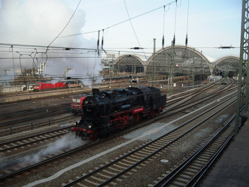 BR 58 311 rangiert auf dem Vorfeld des Dresdner Hbf's und wird gleich den letzten Steilrampen-Sonderzug des Tages nach Klingenberg-Colmnitz ziehen.
21.03.2009