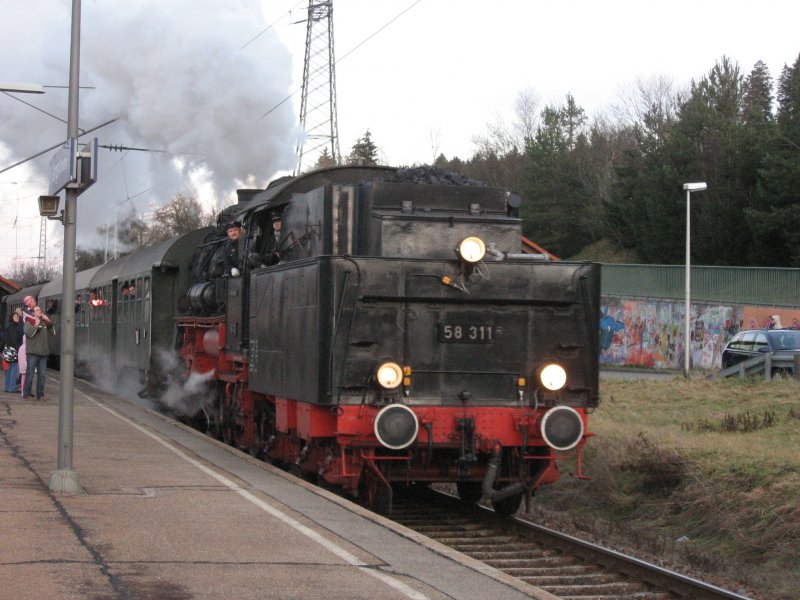 BR 58 311 verlsstam 7.1.07 mit dem Dampfsonderzug den bahnhof St.Georgen/Schwarzwald in Richtung Karlsruhe