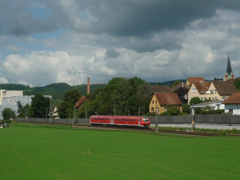 Br 611 als IRE 3126 Singen(Htw) - Basel Bad Bf vor der Kulisse Thayngens. 12.08.09 

