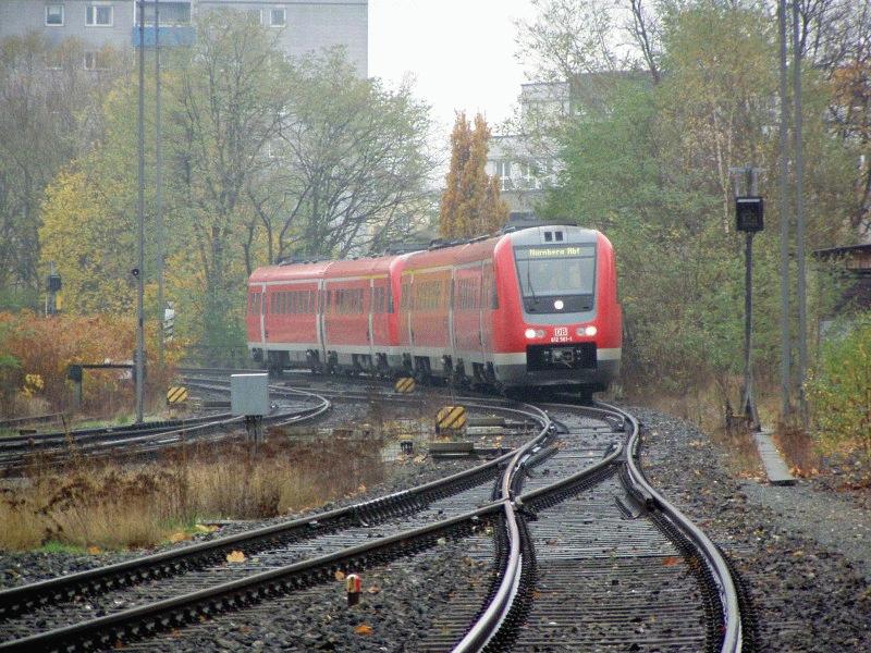 BR 612-561 & 612-594 als RE Nrnberg-Bayreuth bei der Einfahrt im Zielbahnhof. Die Zielanzeiger wurden bereits fr die Rckfahrt nach Nrnberg eingestellt. (31.10.02)