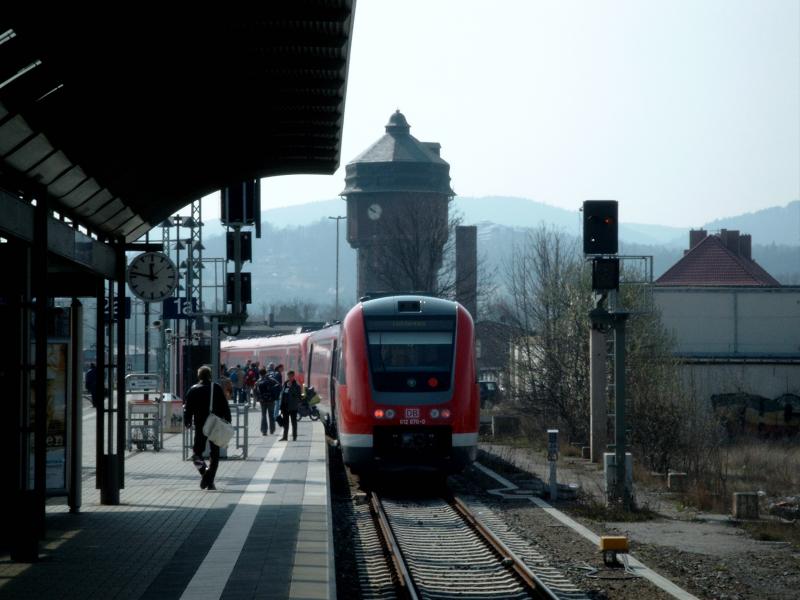 BR 612 wartet auf ihren Einsatz - April 2003 im Bhf. Saalfeld.