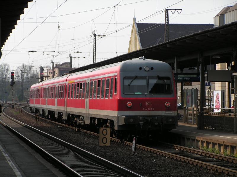 BR 614 033 mit RB 35402 in Frth gesehen am 20.04.2006