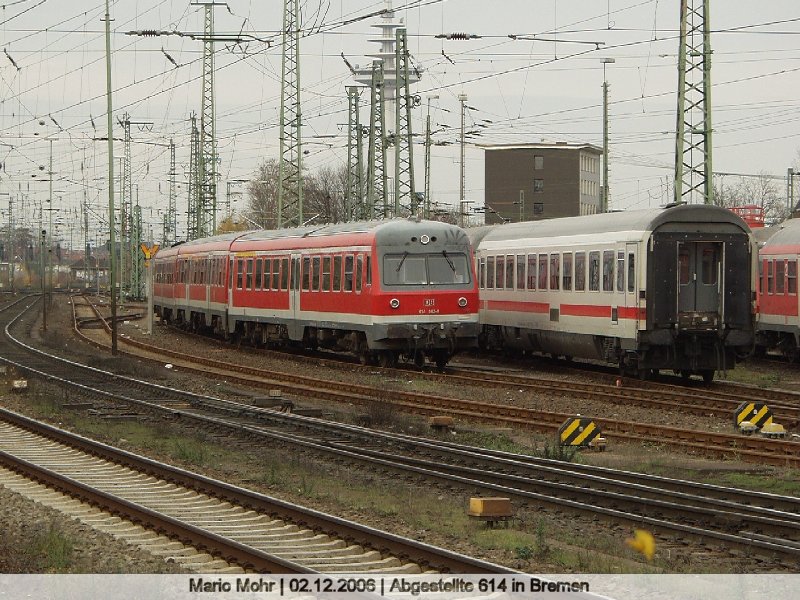 BR 614 steht neben IC und RE Wagen auf den Abstellgleisen des Bremer Hauptbahnhofs.