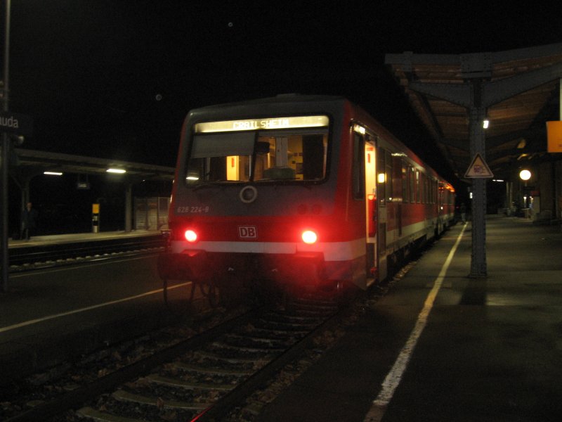 BR 628 224-8 als RE 4395 nach Crailsheim im Bahnhof Lauda (17.3.07)