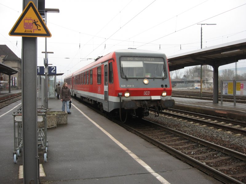 BR 628 269-3 als RB 33563nach Bad Mergentheim auf Gleis 2in Lauda am 17.3.07