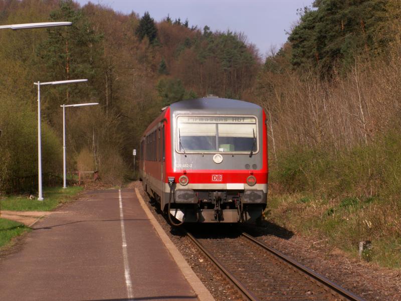 BR 628 in Hinterweidenthal auf der Queichtalbahn Landau-Pirmasens. April 2006