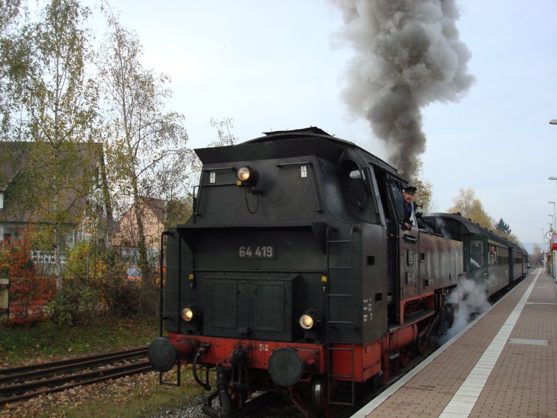BR 64 mit Sonderzug bei der Ausfahrt im Bahnhof Hugstetten nach Freiburg am 1.11.08