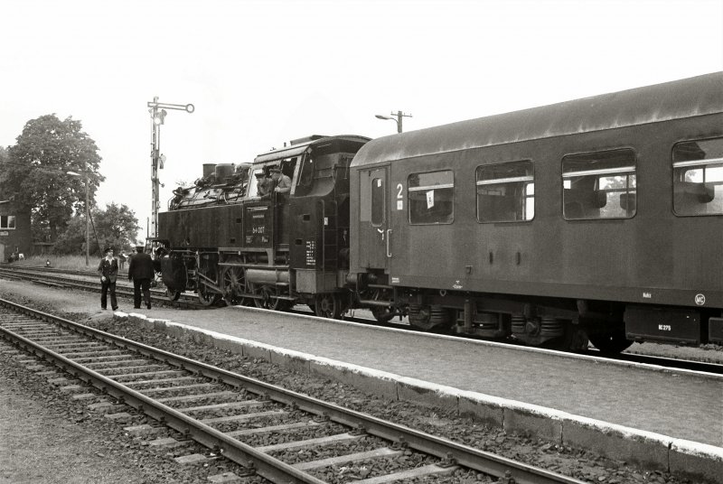 BR 64 vor DMV-Sonderzug aus verachsigen Rekowagen in Drrrhrsdorf, 1988