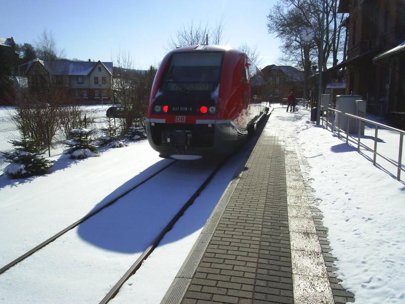 BR 641 038 wartet in Kranichfeld (KBS 579)auf die Abfahrt nach Weimar am 28.02.2005