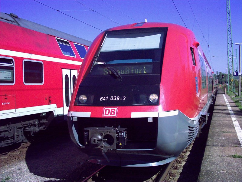 BR 641 039-3 als RB, kurz vor der Abfahrt nach Straufurt (KBS 594) am 24.09.2006, 14:20 Uhr, in Groheringen am Bahnsteig 5.