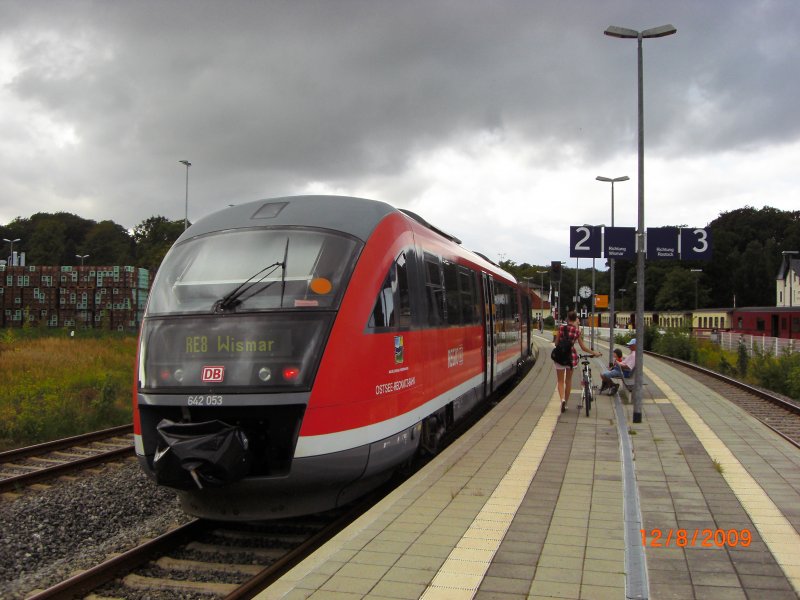 BR 642 053 als RE 33180  RE 8 Ostsee-Recknitz-Bahn  nach Wismar im Bahnhof von Bad Doberan, 15:28 Uhr 12.08.2009