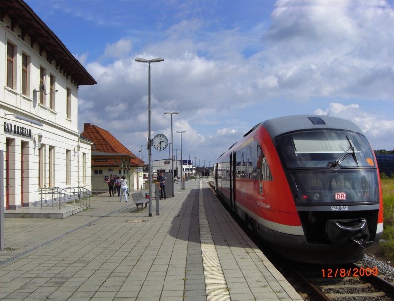 BR 642 548 als RE 33177  RE 8 Ostsee-Recknitz-Bahn  nach Tessin im Bahnhof von Bad Doberan, 14:29 Uhr 12.08.2009
