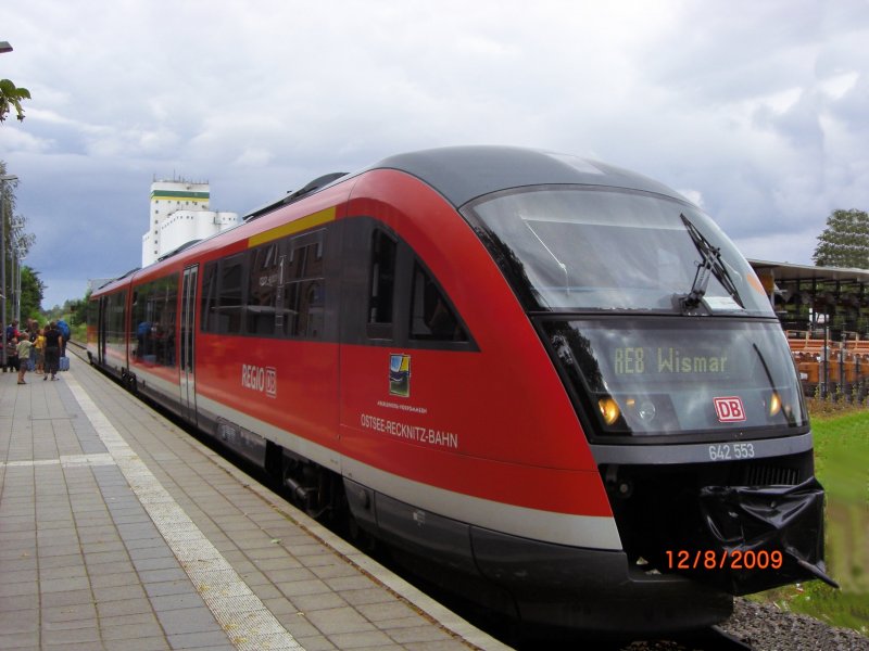 BR 642 553 als RE 33180  RE 8 Ostsee-Recknitz-Bahn  nach Wismar im Bahnhof von Neubukow, 15:50 Uhr 12.08.2009