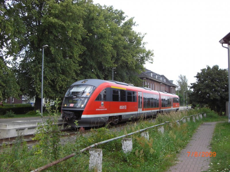 BR 642 als RE 33176  RE 8 Ostsee-Recknitz-Bahn  nach Wismar im Bahnhof von Neubukow, 13:53 Uhr 07.08.2009