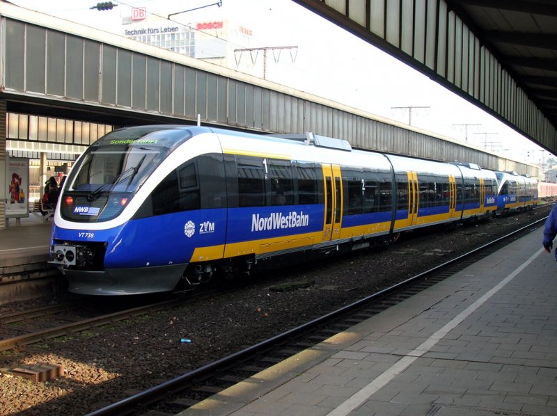 BR 643 hier als VT 739 der NordWestBahn (Fabrikneu) auf Gleis 10 im Hbf Essen zur Sonderfahrt fr eine neue Streckenerffnung am 30.11.2006 um 12.40 Uhr.