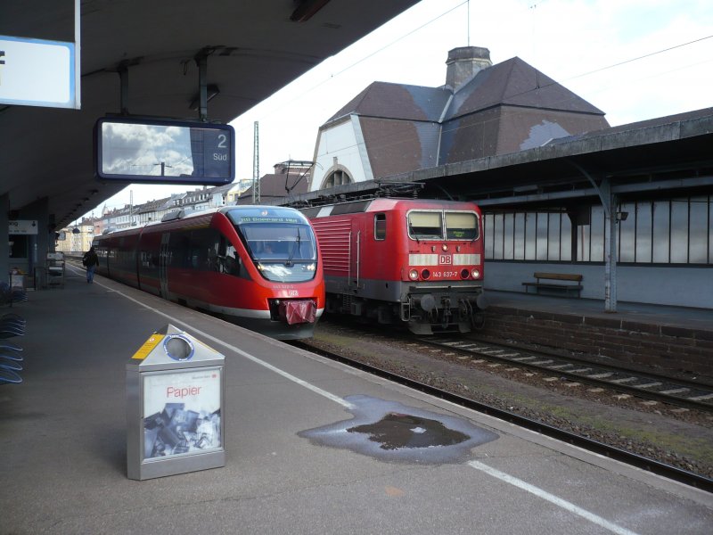 BR 643532-5 + 643 032-6 als Regionalbahn nach Boppard Hbhf (linke Rheinseite) und 143 637-7 mit Regionalbahn nach Mainz Hbhf (Fahrstrecke ber rechte Rheinseite) in Koblenz Hauptbahnhof
Aufnahme: Uwe Wstenhagen 12.03.2008