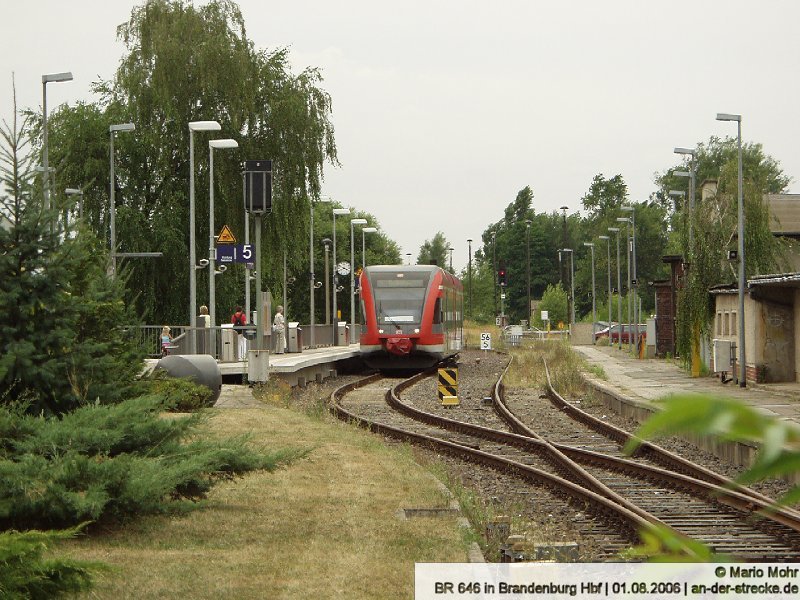 BR 646 aus Rathenow fhrt grade in Brandenburg Hbf auf Gleis 5 ein.