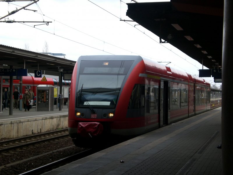 BR 646 (Stadler GTW) als RB22 nach Flughafen Schnefeld in Potsdam Hauptbahnhof.