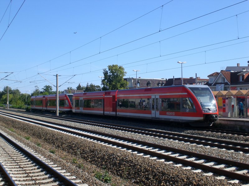 BR 646 (Stadler GTW) als RE6 nach Berlin-Spandau im Bahnhof Falkensee.