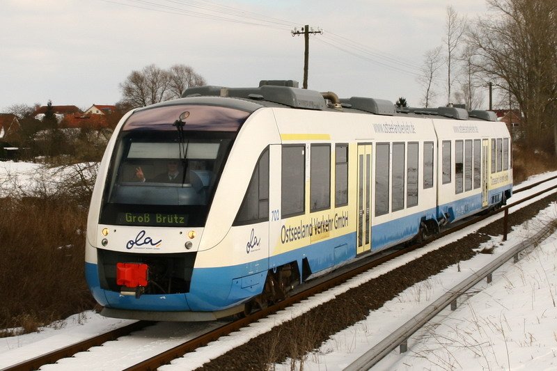 BR 648 (LINT 41) OLA 702 zwischen Warnitz und Gro� Br�tz. 03/2006
