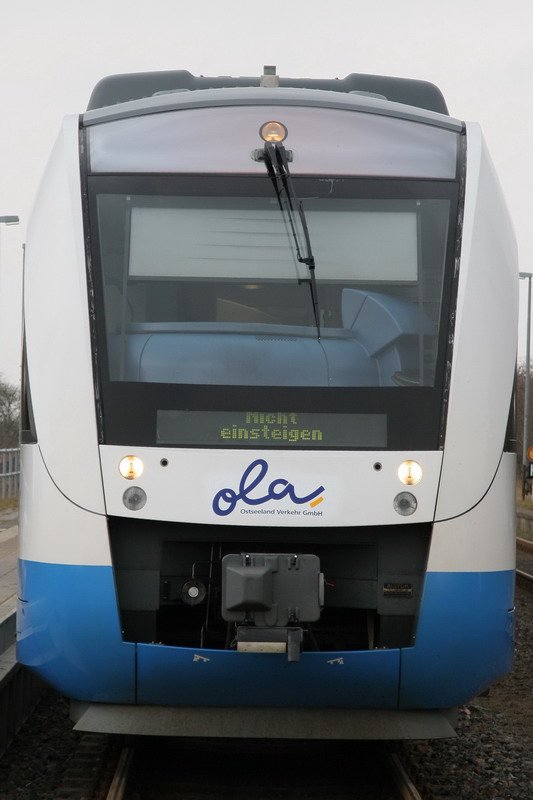 BR 648 (LINT 41) vom Ostseelandverkehr steht in Gro Brtz mit Nicht Einsteigen. 02/2006