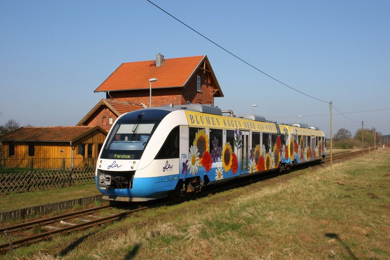 BR 648 Ostseelandverkehr mit Buga-Werbung h�lt im Bf. Holdorf. Im Hintergrund das ehemalige Empfangsgeb�ude. 03/2007