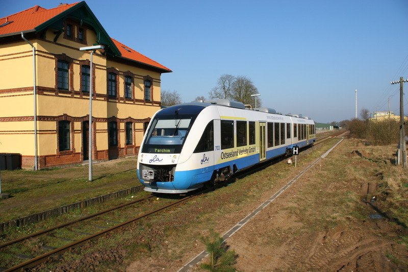 BR 648 Ostseelandverkehr mit Triebwagen 703 steht im Bf. L�tzow vor dem ehemaligen Empfangsgeb�ude. 03/2007