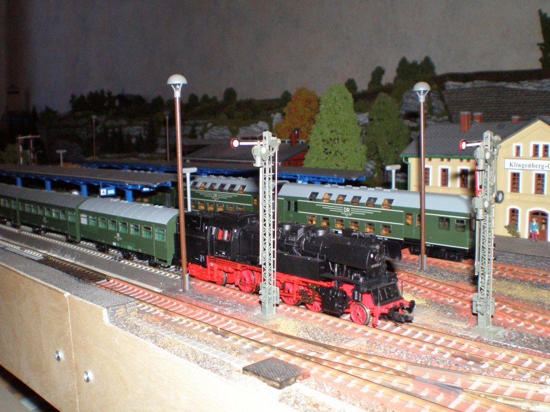 BR 65 mit zwei- und dreiachsigen Rekowagen
=>Der Zug hat das Signal nicht berfahren. Aus Platzgrnden muten die zwei Signale auf der in Fahrtrichtung linken Seiten ihren Platz bekommen.<=