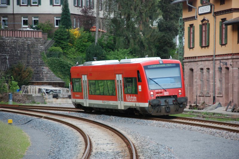 BR 650 301-5 bei der Ausfahrt aus dem Bahnhof Weissenstein (Sdlich von Pforzheim) am 25.04.2009.
