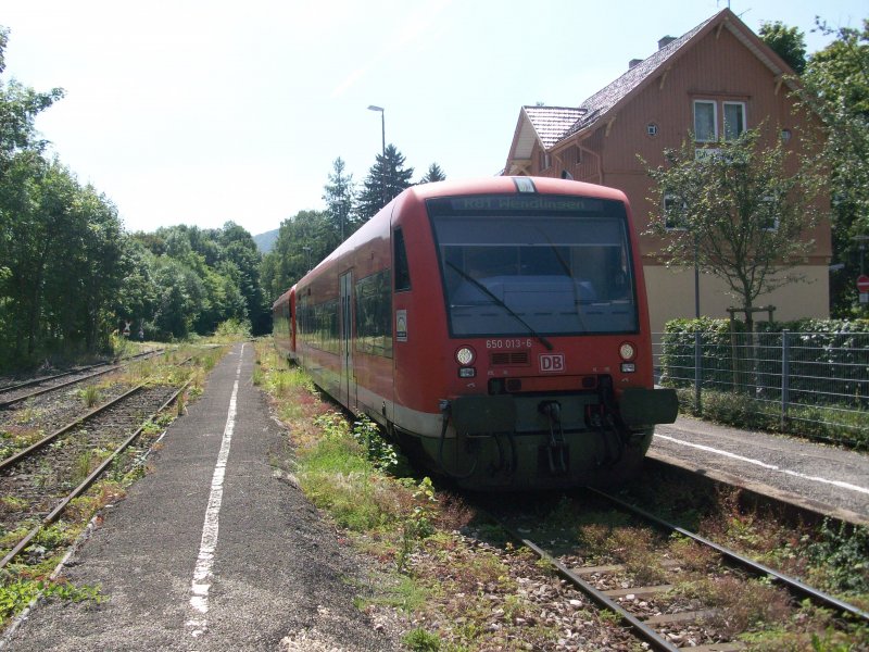 BR 650 kurz vor seiner Ausfahrt am Bahnhof Oberlenningen (25.7.2008)