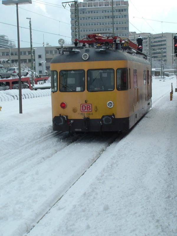  BR 702 138-9 w�hrend des Schneechaos im Bahnhof M�nchen Ost im Einsatz am 05.03.2006