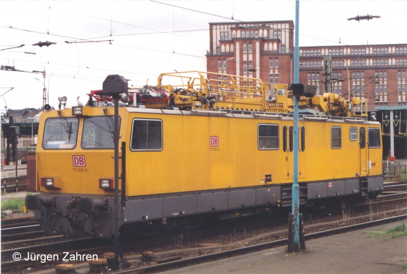 BR 711 002-6 wartet in Hamburg-Hauptbahnhof auf seinen Einsatz (Aug. 2001)