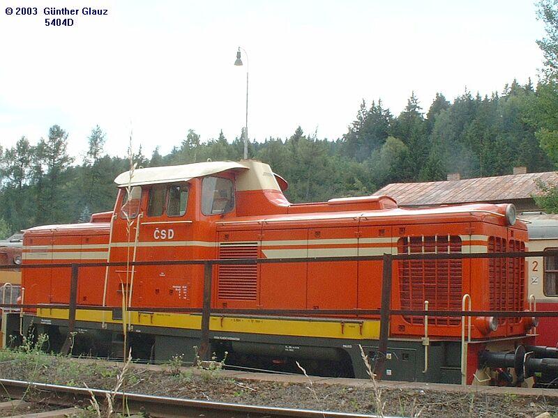 BR 715 am 16.07.2003 in Tanvald. Bei dieser Lok handelt es sich vermutlich um eine restaurierte Museums-Lok, bisher habe ich von dieser Baureihe nur ein Foto mit einem abgestellten Schrott-Exemplar gesehen, auerdem wurde die Lok mit  CSD  beschriftet. Die Baureihen- und laufende Nummer fehlt bis jetzt, in Tanvald standen 2 Stck.