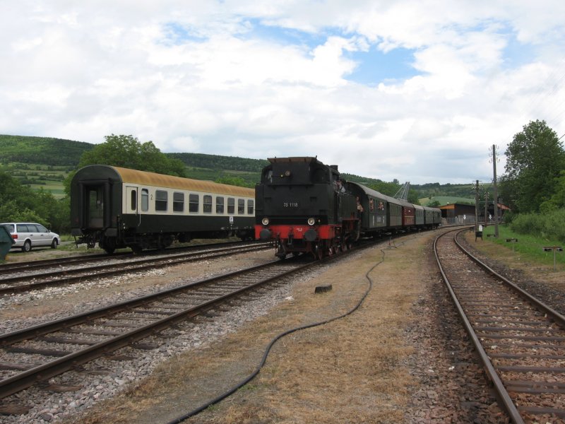 BR 75 1118 der Lokalbahn Amstetten-Gerstetten f�hrt mit dem P105 in F�tzen (Wutachtalbahn)ein. Aufgenommen am 27.5.07