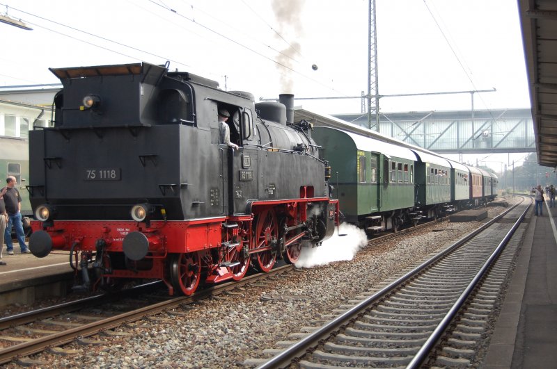Br 75 1118 stand am 19.09.2009 mit ihrem Sonderzug von Gppingen nach Plochingen abfahrbereit im Bahnhof Gppingen.