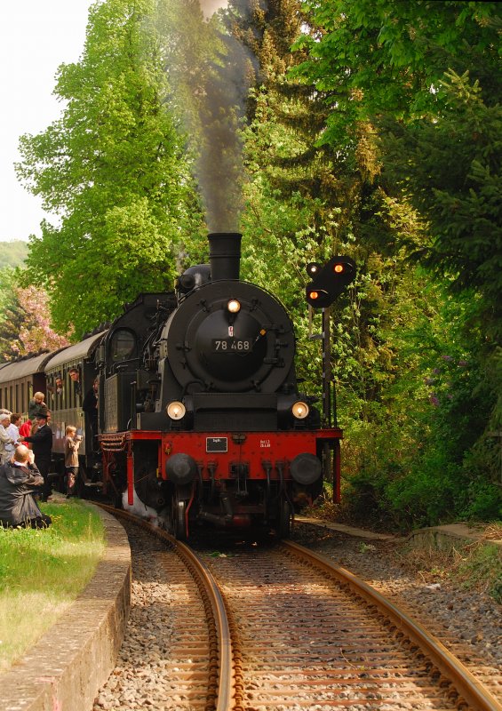 BR 78 468 fuhr heute am 26.04.2009 in die Haltestelle Herdecke/ Ruhr gegen 10:30 Uhr ein. Sie wurde offensichtlich schon erwartet und war stark umlagert. Die BR 78 468 kam aus Bochum-Dahlhausen.