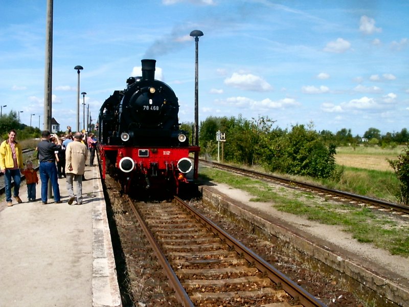 BR 78 in K�hnhausen an der Strecke Erfurt-Nordhausen bzw. Bad Langensalza vor Sonderzug nach Erfurt, Sommer 2005