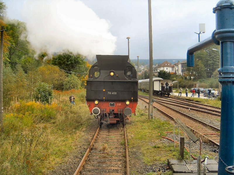 BR 78 rangiert in Sttzerbach. Weiter hinauf darf/kann sie nicht.
Sommer 2005