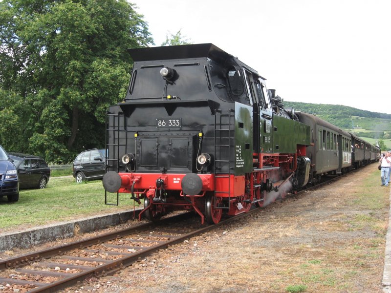 BR 86 333 und BR 50 2988 (h�ngt am Zugschluss) warten stehen mit dem P 107 abfahrsbereit in F�tzen 27.5.07