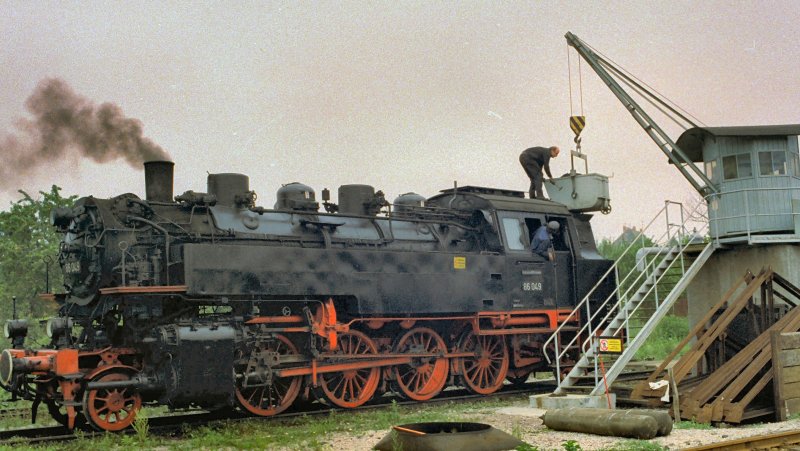 BR 86 beim Bekohlen in Erfurt-West, ca 1985. Heute ist von den Anlagen nichts mehr vorhanden.