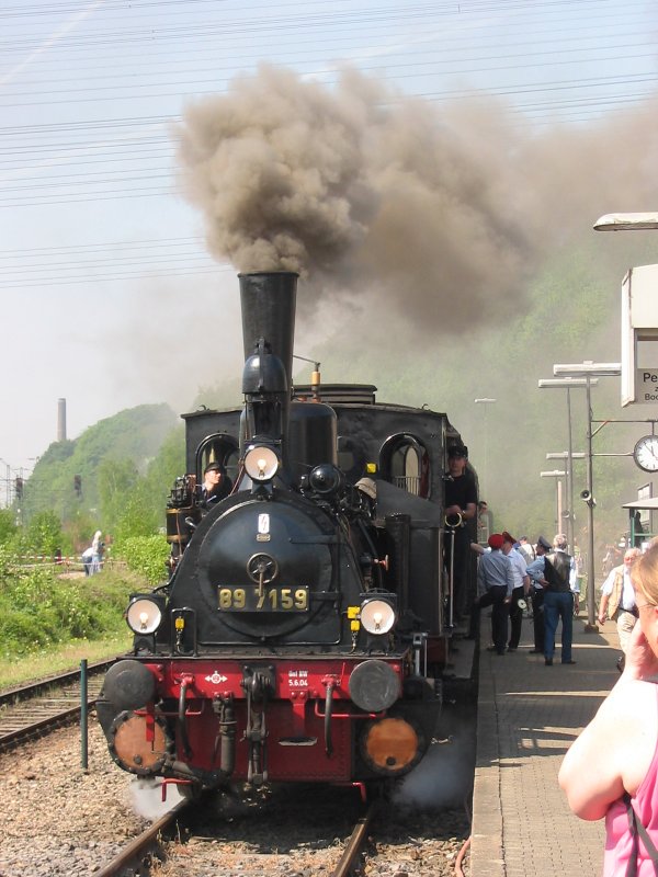 BR 89 7159, eine T3 steht am 28.04.2007 am Bahnsteig im Museum Bochum-Dahlhausen zur Abfahrt bereit, bzw. setzt sich gerade mit  schner  Rauchentwicklung in Bewegung.
Bei solchen Aufnahmen ist es fast schade, dass man nichts riechen kann, vom Sound mal ganz abgesehen. 