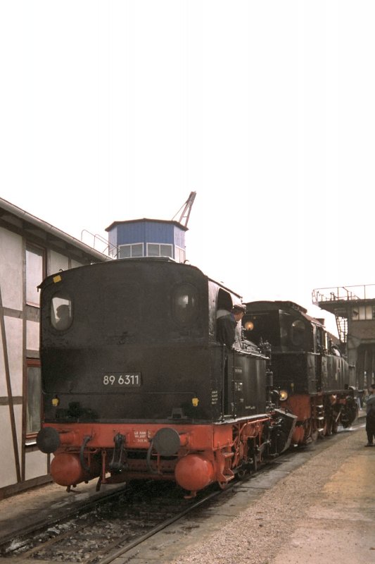 BR 89 im Bw (hist) Arnstadt, Aufnahme von 1992