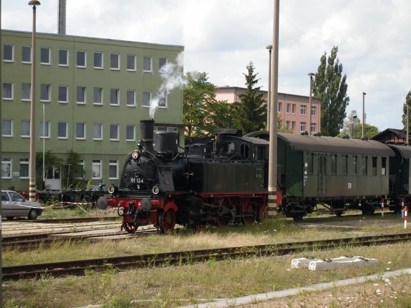 BR 91 134 steht mit dem historischen Zug auf dem Auengelnde des Museums der Mecklenburgischen Eisenbahnfreunde (MEF) in Schwerin. 
(vom Bahnsteig des Hbf fotografiert)
26.Juli 2009